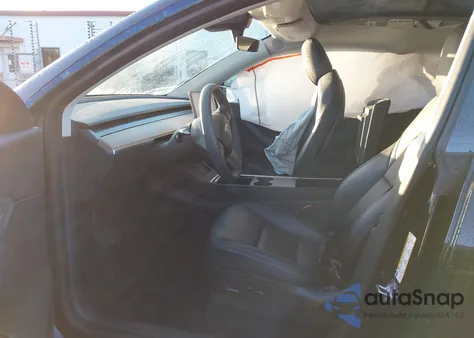 2022 Tesla Model Y Long Range Dual Motor All-Wheel Drive z USA, uszkodzony, nr VIN 7SAYGAEE1NF393351